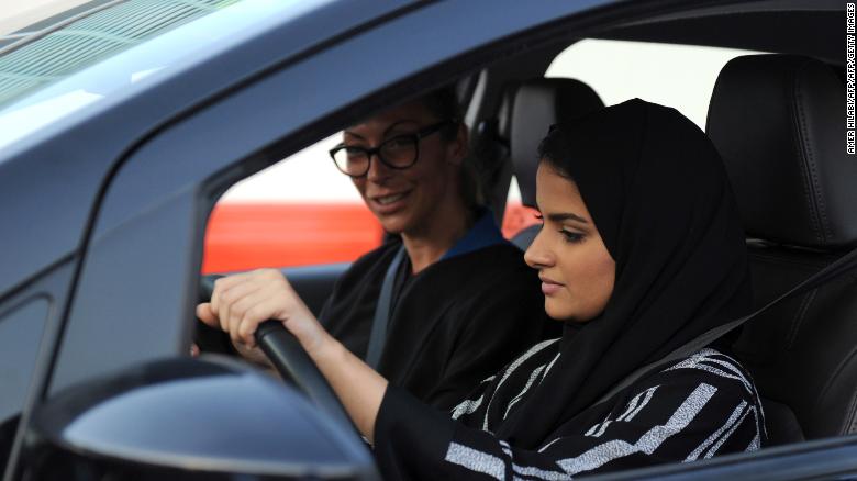 احذري .. ترك المركبة على وضع التشغيل يعد مخالفة مرورية
